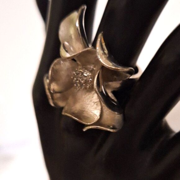 A Women's Premier Designs Silver Tone Floral Ring Elegant High Relief Rhinestone - Picture 4 of 6